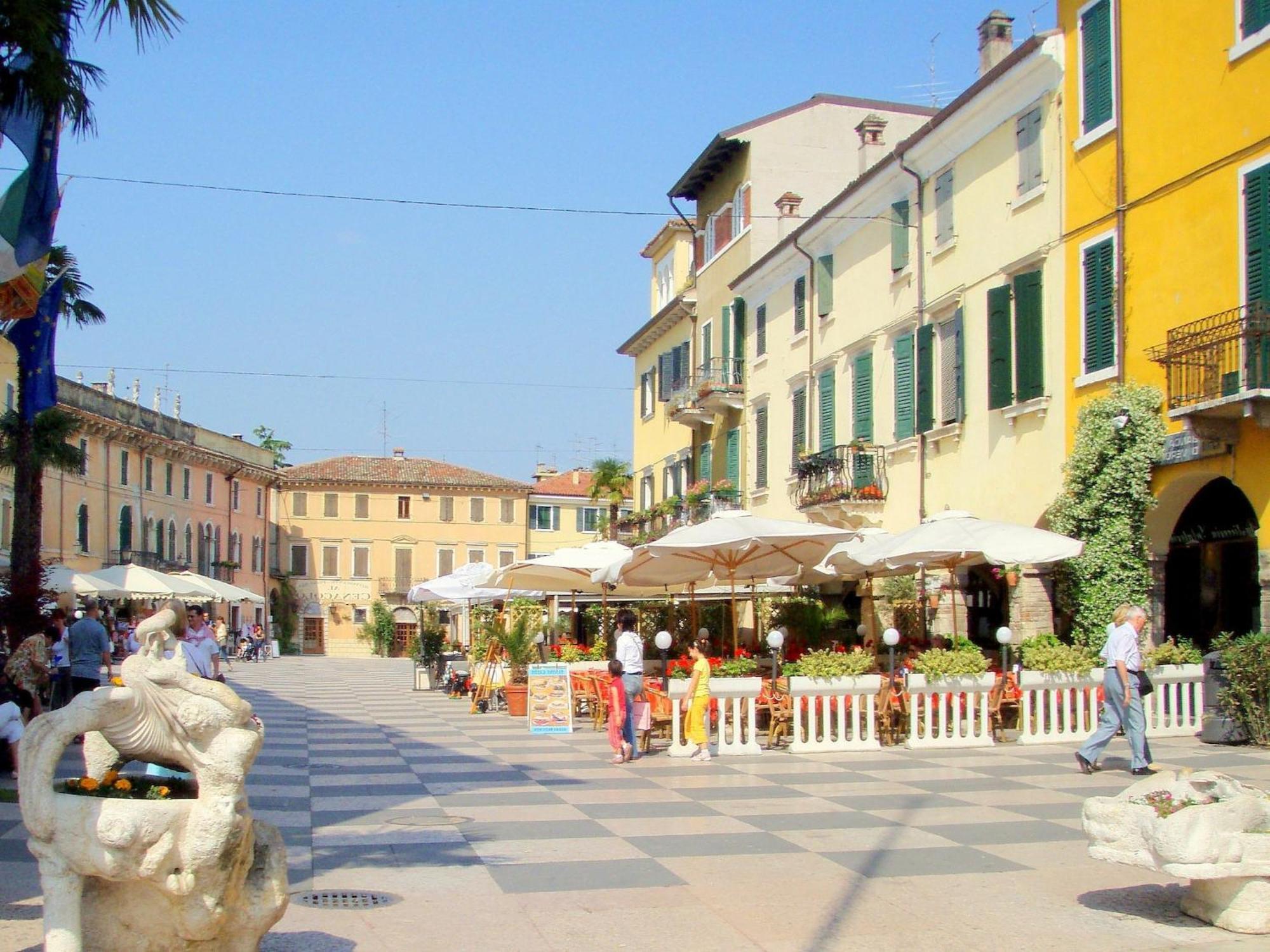 Enticing Holiday Home In Lazise With Swimming Pool Екстер'єр фото