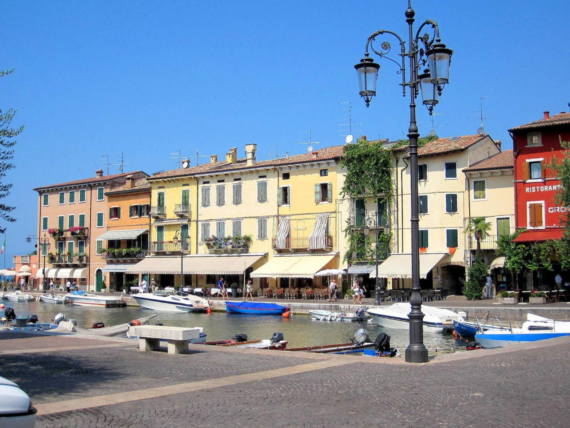 Enticing Holiday Home In Lazise With Swimming Pool Екстер'єр фото