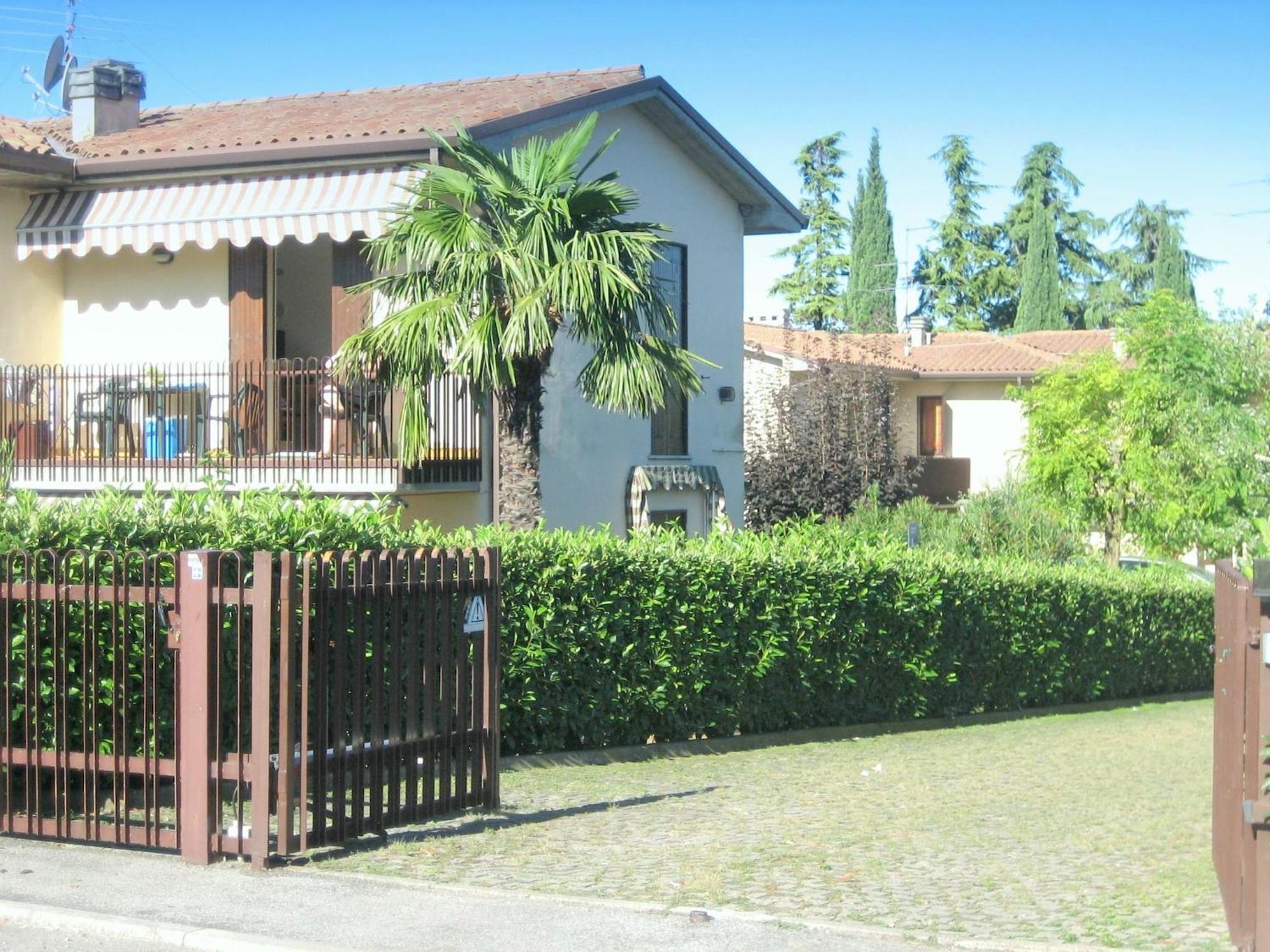Enticing Holiday Home In Lazise With Swimming Pool Екстер'єр фото